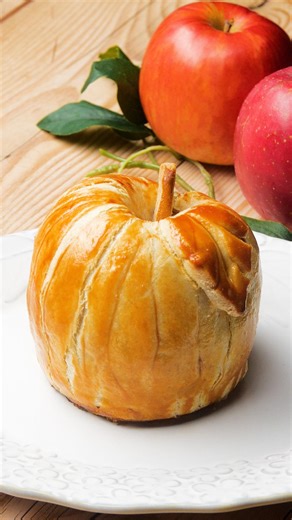 Tasty Japan-人気No.1簡単料理・幸せレシピ on Instagram: "【リンゴは丸ごと包むべし！】「簡単なのに映えます！」丸ごとアップルパイ / Whole Apple Pie @tastyjapan 他のレシピもチェック！ 1個分 材料： リンゴ 1個 【A】砂糖 大さじ1 【A】バター 5g 【A】レモン汁 小さじ1 シナモンパウダー 適量 冷凍パイシート 1枚 卵黄 1個 作り方： ① リンゴを洗い、芯を取った後に中身をくり抜く。 ② ①でくり抜いた身を刻み、鍋で【A】と合わせて弱火で10分煮る。仕上げにシナモンを加える。 ③ パイ生地を伸ばして正方形に整え、切り込みを入れる。①に貼り付け、中心に②を入れる。 ④ 余ったパイ生地で飾り用の葉と枝も作っておく。 ⑤ 天板にクッキングシートを敷き、③と④を並べて卵黄を塗る。180度に予熱したオーブンで30分焼いたら、完成！ ※クッキングシートは耐熱温度が180度で30分調理できるものを使用してください。 === Whole Apple Pie Servings: 1 INGREDIENTS 1 apple A 1 t