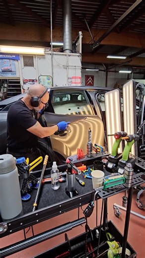 Fabricio PDR Expert 🇵🇹 on Instagram: "Granizo pode deixar marcas… mas não precisa deixar danos permanentes. Neste Citroën C4, a porta apresentava várias mossas causadas por granizo. Através da técnica de PDR, foi possível remover os danos, sem pintura, preservando a originalidade da peça e garantindo um acabamento perfeito. 👉 Assista ao vídeo para ver o resultado final. E se a tua viatura sofreu danos semelhantes, envia mensagem ou acede ao link na bio para uma avaliação. #pdr #tiramossa #mar