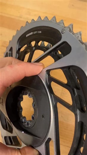 🔍 ¿Sabías que todos los componentes SRAM tienen su propio código de identificación? A veces está tan escondido que pasa desapercibido, pero si lo localizas y lo introduces en la web de SRAM, puedes ver toda la información del producto: compatibilidades, versiones y límites del grupo. En este caso, revisando un cambio de caja corta, el cliente quería montar un cassette de 30 o 32 dientes… pero el modelo estaba limitado a 28T. Aun así, lo montamos… ¿te has dado cuenta cómo? 👀 Si quieres que te m