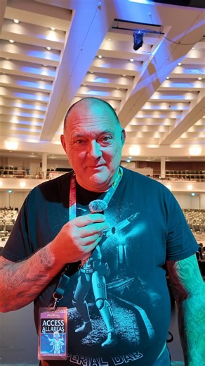 🎤 Drei Worte. Ein Gefühl. Eine Con. Unsere Stargäste & Hosts bringen’s auf den Punkt – oder versuchen’s zumindest. 😄 Wie würdest du die #FedCon in drei Worten beschreiben? #fedconmoments #scifigemeinschaft #stargäste #cosplayvibes #conlife #stargate #Starwars #scifi #maritimhotelbonn | FedCon