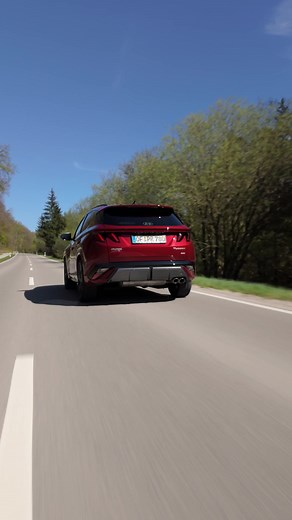 Dynamisch, vielseitig, nachgeschärft. Der Hyundai TUCSON N Line setzt mit klaren Linien und sportlicher Präsenz ein Statement und verbindet Alltag und Auszeit perfekt. Was muss ein Alltagsauto für dich am besten können? #Hyundai #TUCSON #HyundaiTUCSON #NLine | Hyundai Deutschland