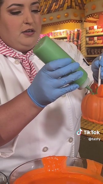 @Coco Mocoe shows us how Disneyland makes their caramel Mickey apples in just 3 easy steps! 🍎🎃 #disneyland #caramelapple #halloween