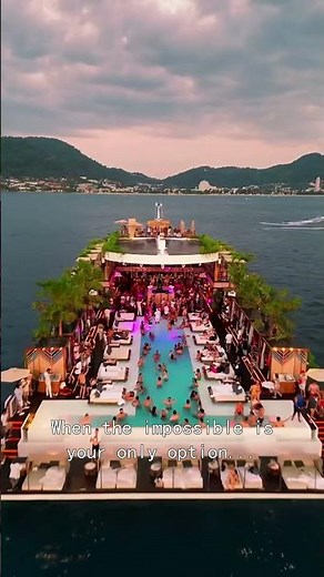 Gold python skin. Bold by nature. ✨ VERTU MetaMax isn’t flexing — it commands presence.