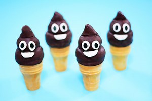 75K views · 3K reactions | FULL RECIPE IN ENGLISH CLICK HERE: https://youtu.be/uDu-LHe0y2w RECETA COMPLETA EN ESPAÑOL CLICK AQUI: https://youtu.be/bLrogomStJs POOP EMOJI ICE CREAM CAKE POPS / CAKE POPS DEL EMOJI DE HELADO DE POPIS | Mis Pastelitos | Facebook