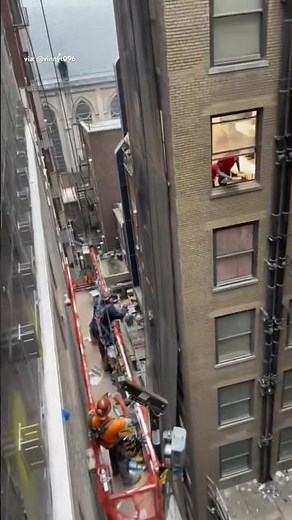 The most epic high-rise pizza delivery in NYC 🤣🍕