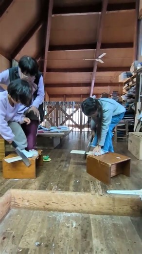 【小学生、工作、ノコギリ】