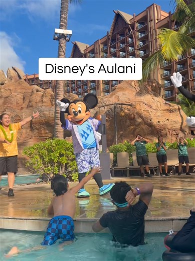 Hawaii meets Disney magic 🌺✨ If you’ve been wanting a vacation that actually feels relaxing and keeps the kids entertained… this is it. At Aulani, A Disney Resort & Spa, you get the perfect mix of beach days, built-in activities, and those little Disney touches that make it unforgettable. And the best part? There are some really great promos right now if you know when to go 👀 INFO Aulani resort in Hawaii Family-friendly Disney resort Beach pool kids club included Character experiences without
