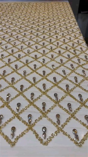 Une dentelle Premium perlé avec des cristaux et de perle 4yards Nous livrons partout LYS SHOWROOM Situation géographique: nous sommes a Ouagadougou (Burkina Faso) sur le goudron qui quitte scolasticat en allant vers AMPO. Quand vous dépassez le rond point de la caisse populaire , vous regardez à votre gauche, vous verez un orange money DHL avant une station Otam . La boutique est juste avant le OM disons 2 minute apres la caisse populaire de wentenga Numero 22655490000 whatsapp 22607235342#weddi