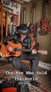 Rebirth KC #1 🇫🇷 Fidèle à l'originale, avec la même configuration à 3 micros. . • Guitare Sigma© des années 70 : sous-marque de Martin© • Micros Dynasonic© DeArmond avec capots et contours customisés • Micro de rosace Bartolini© 3AV (véritable modèle original des années 90 disponible en option pour 200 € supplémentaires) • Boutons blancs customisés • Sillets en os (tête et chevalet) • Chevilles en ébène ... Prix : 2 100 € Contact/Achat : contact@custom77.com 🇬🇧 Truly faithful to the original