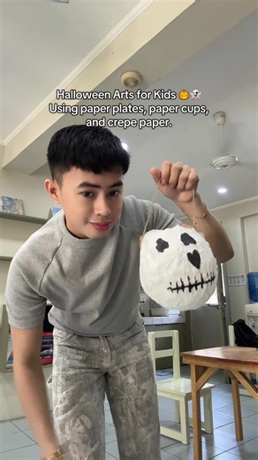 Halloween is fast approaching! 🎃👻 Here are some Halloween arts and crafts you can do with your kids and students using simple materials and easy-to-follow steps. 🧡 #fyp #halloween