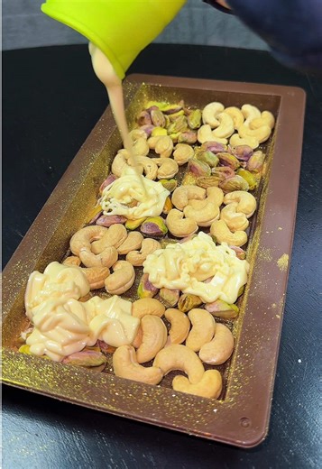 Day 89 this cashew and pistachio dubai chocolate 🍫✨ #dubai #chocolate #pistachio #cashew #dubaichocolates