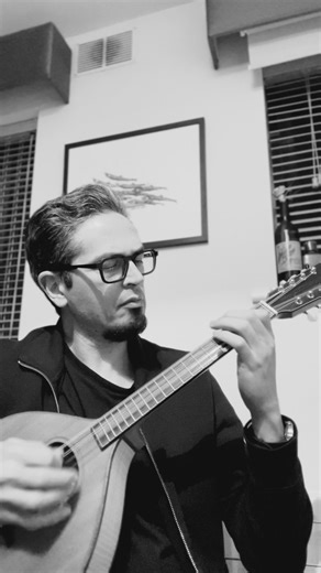 Finding my way around my brand new mandola by Irish luthier Frank Tate. Capona, a Sicilian dance tune collected in the 19th century by Meyerbeer (🤯) that feels right at home here in Ireland. 🇮🇪🎶🇮🇹 #mandola #tradmusic #irishmusic #sicilianmusic #folkroots #handmadeinstrument #luthier #worldmusic | Francesco Turrisi Music