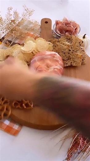 Learn how to make this Halloween cheese ball skull! https://homemadeheather.com/creepy-halloween-cheese-ball-recipe/ | Homemade Heather