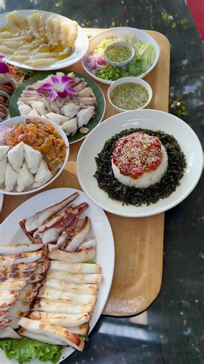 ยำวอนแซ่บเจ๊ดาวซีฟู้ดหาดวอนบางแสน on Instagram: "ห้องอาหารติดทะเล ห้องอาหารติดแอร์ 🌊🏖️🌴 ดนตรีสด 11.00-13.00 -17.00-21.00 🎶🎶 โชว์ไฟ 🎆🎆 18.30 ทึกวันค่ะ 🚗🚗🚗ที่จอดรถ 100 คันค่ะ (ฟรี) 🐶🐈น้องสุนัข และน้องแมว มีโซน out door นะคะ 📍พิกัดสาขา 2 ติดทะเล มีห้องแอร์รองรับทาง ⬇️คลิกแผนที่กูเกิลแม้บได้เลยค่ะ https://maps.app.goo.gl/wBgzncsRNE1jCGFs9?g_st=com.google.maps.preview.copy"