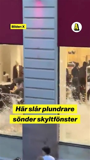 Sedan slutet av september har elever runt om i Frankrike demonstrerat mot överfulla klassrum och lärarbrist. De kräver att utbildningssystemet görs om i grunden. Protesterna har spridit sig över landet och på flera håll har våldsamheter brutit ut. Lördagen den 17 oktober växte protesterna och flera grupper, däribland gula västarna, gav sig ut på gatorna för att protestera mot höga levnadskostnader och försämrad offentlig service – med krav på högre lön och pensioner. Demonstrationerna urartade p