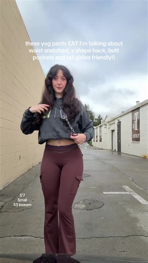 the way my phone is literally on my hood of car 😂 #leggingsoutfit #yogapants #tallgirlfriendly #workoutclothes