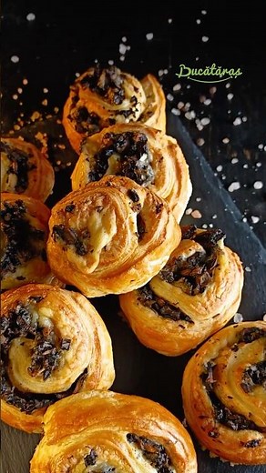 Rulouri cu ciuperci si mozzarella - Gustarea rapida care te va cuceri