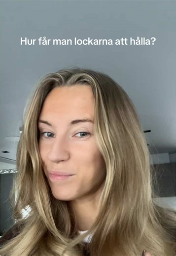 Svarar @cornelia du vill ha struktur i håret🤎🤎 sen är det ju tyvärr så att ju hälsosamme hår man har desto sämre håller lockarna, så man jobbar ju oftast i två motriktingar här. Jag skulle även kunna tipsa om att använda en mindre grej att locka håret med första natten, så som en strumpa eller liknande. För när dom lockarna faller ut blir det bara större lockar. När stora lockar faller ut blir det oftast rakt. Hoppas detta hjälper🤎 #heatlesscurls #hairtok #hairhack #fyp #heatlesscurlshack