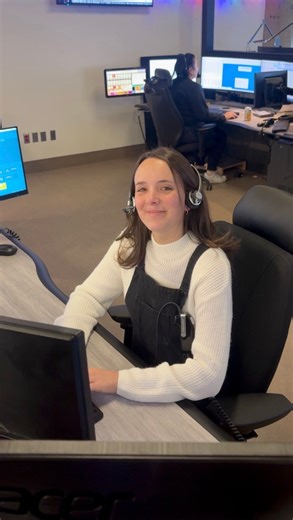 La Centrale 911 de Montréal recrute ses prochain(e)s préposé(e)s aux communications d’urgence (PCU). Un rôle crucial pour la sécurité de la population et des policier(-ière)s. Saisis cette opportunité et postule maintenant ! ➡️ RecrutementSPVM.ca | Service de police de la Ville de Montréal - SPVM