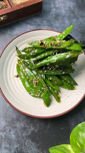 If you love matar like me then you must try this spicy, garlicky sugar snap peas. They are naturally sweet, tastes amazing and can take your meal to next level if you cook them right!! Serves 2 as a side 2 cup sugar snap peas, washed and trimmed 1 tsp olive oil 6 garlic cloves chopped 1 tbsp sesame seeds Salt, chili flakes, black pepper 1/4 tsp sugar (optional) Little water Saute them till you see blister and they are slightly charred.. you can add chili oil if you like 🙌 . . . #sugarsnappeas #