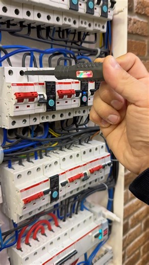 Can you trust this voltage tester screwdriver? #electrician #voltage #tester #screwdriver #tools