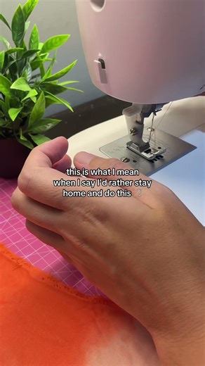 Using the automatic needle threader on Singer Sewing Machine #sewing #sewist #maker