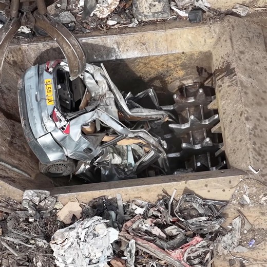 FORD GALAXY shredded & Dump Trucks tipping scrap metal #scrapyard