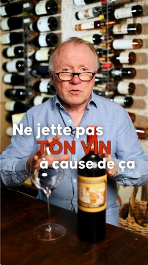 Ventealapropriete.com on Instagram: "Ne jette pas ton vin à cause de ça ! 🍷 Le dépôt est naturel, et c’est souvent un bon signe dans la vie d’un vin. Dans les rouges, il provient des tanins et de la matière colorante : des grains fins, mobiles, qui se déposent avec le temps. 🍇 Dans les blancs, surtout s’ils ont été stockés trop froid, on peut voir apparaître de petits cristaux de tartre, parfois sous le bouchon. Ce n’est pas du sucre, et c’est inoffensif. On en observe souvent dans des liquore