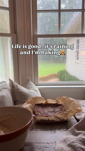 Rainy day me in the kitchen baking 🧸 It feels like the easiest form of self-care—especially when it’s an easy one-bowl recipe. Hard isn’t cozy😅 Per slice with icing: 194 cal • 8F • 19C • 3F • 14P 💪🏼 Protein Banana Snack Cake with Icing Drop CAKE in the comments and I’ll DM you the full recipe macros. You’ll love this one! xx, Meredith 🍑🧡 | The Peachie Spoon