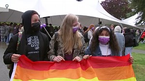 77K views · 863 reactions | Paars, die kleur verbindt vandaag leerlingen én leerkrachten op deze Internationale dag tegen homo-en transfobie. "Wees niet bang om jezelf te zijn." | VRT NWS | Facebook