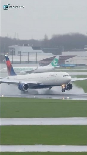 WATERSPRAY Delta Airlines Airbus A330-300 landing at Amsterdam Schiphol airport #ytshorts