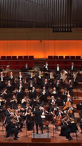 Stasera #20marzo alle 21.15 su #Rai5 e in streaming su #RaiPlay Pietari Inkinen, alla guida dell’Orchestra Sinfonica Nazionale della Rai, interpreta la Sinfonia n. 7 in do maggiore op. 60 di Dmitrij Šostakovič, diventata il simbolo del terribile assedio della città di Leningrado, stretta in una morsa micidiale da Hitler durante la Seconda Guerra Mondiale. | Rai5