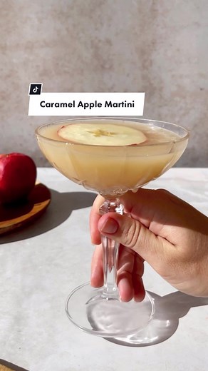 Easy Caramel Apple Martini Recipe for the Holidays
