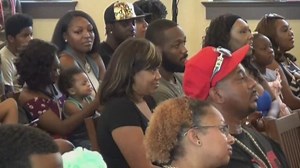 Houston rap star Trae hands out scholarships at library