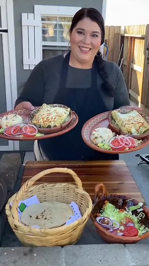 Cooking with Raquel - Unas riquísimas RIQUÍSIMAS enchiladas verdes con pollo😋🔥#parati #fyp #enchiladasverdes #cookingathometiktoktv #cooking #foryou #raquel