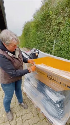 Ich hab ein neues Spielzeug. 😎 Die elektrische Mistkarre ist da – eine Lumag MD500E Pro mit Hydraulik. Beleuchtung hat sie auch – perfekt für die dunkle Jahreszeit. Ich bin gespannt, ob sie hält, was sie verspricht. Falls ihr sie schon kennt oder nutzt: Wie sind eure Erfahrungen? Hydraulik, Akku, Handling? Ich teste ab morgen. Vielleicht auch schon gleich. 😉 #Stallalltag #Lumag #LumagMD500EPro #Mistkarre #Pferdehaltung #Stallleben #Pferdehof #Alltagshelfer #ConnyRöhm #Tierwissenschaft #Pferdeb