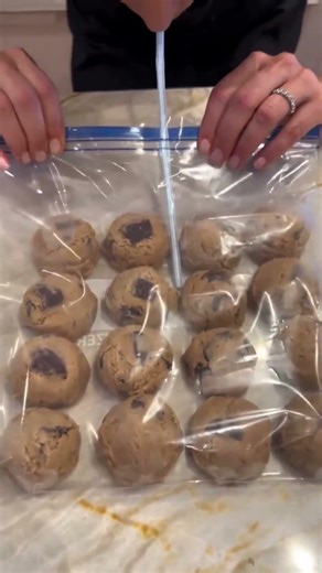 Keep your cookies fresh with this DIY vacuum seal hack! 🍪✨