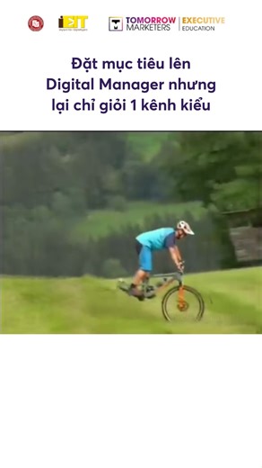Làm mãi một kênh, bao giờ mới thăng tiến lên Digital Manager? Digital Manager là dấu mốc quan trọng trên hành trình sự nghiệp mà bất cứ marketers nào cũng mơ ước đạt được. Để đạt được vị trí này, bên cạnh kỹ năng chuyên môn, marketers sẽ cần trang bị kiến thức tổng thể về digital landscape, thấu hiểu thuật toán của nền tảng và biết cách kết hợp các kênh hiệu quả, phục vụ mục tiêu kinh doanh. Tuy nhiên, do đặc thù công việc thực tế của digital executive chỉ giới hạn tại một hoặc một số nền tảng n