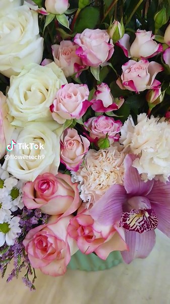 Flowers arrangement with Vase #FlowerArrangement #FloralDesign #FlowerTips #FloristLife #BloomingCreativity