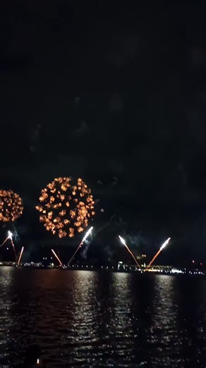 Canberra Lake Burley Griffin New Year's Eve Fireworks. Happy 2026 🍾🥳🎊🎉🎆🎇❄️