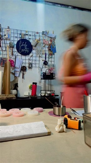 Another busy night in the studio, juggling multiple candle orders at once is no joke! But amidst the chaos, I’m so grateful for all the love and support. Every candle is made with so much heart 🕯️💛 | Candle Story
