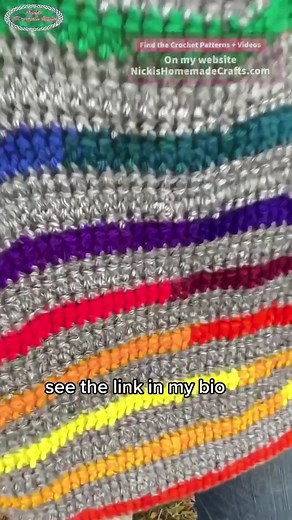 Learn how to make this linked crochet reversible bag. Pattern is free on my blog: https://www.nickishomemadecrafts.com/linked-crochet-reversible-tote-bag-pattern/ | Crochet Patterns & Tutorials by Nicki's Homemade Crafts