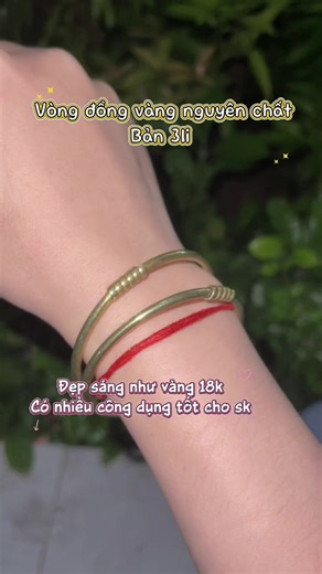 🔰 VÒNG ĐỒNG NGUYÊN CHẤT – BẢO VỆ NĂNG LƯỢNG, GIỮ GÌN SỨC KHỎE 🔰 🌞? Nhiều người vẫn thắc mắc: “Đeo vòng đồng để làm gì?” Thực tế, khi bão mặt trời xảy ra, năng lượng từ vũ trụ không chỉ gây mất điện, chập chờn mạng, cháy nổ… mà còn ảnh hưởng trực tiếp đến sức khỏe của quý vị như: Ù tai, áp lực đầu, chóng mặt, giấc ngủ không yên, mệt mỏi bất ngờ 👉? Chính vì vậy, vòng đồng nguyên chất được xem như lá chắn năng lượng, giúp giảm tác động của sóng từ và bảo vệ cơ thể 🍀? Lợi ích của vòng đồng nguy