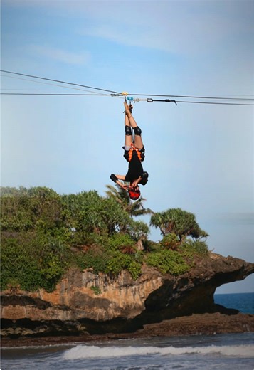 Ziplinne Pantai Madasari Pangandaran | cek pamflet yang di smatin guys🙌 Trip seru di alam Pangandaran — rappelling, body rafting, river tubing & explore curug! Open Trip & Private Trip Pangandaran Guide lokal berpengalaman ✅ Aman • Seru • Cocok untuk teman & keluarga Booking & Info Trip 👇 WA: 08817742021 🌐 pangandaranhub.com Aktivitas yang bisa kamu coba: • Body Rafting Pangandaran • River Tubing Pangandaran • Canyoneering & Rappelling • Explore Goa & Curug • Watersport Pangandaran • Outbound