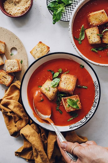 Easy 1-Pot Tomato Soup (Vegan)