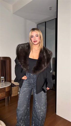 Melike Tufan on Instagram: "sizce benim mi kafam karışık kombin mi karışık ben bi bilemedim 🫠"