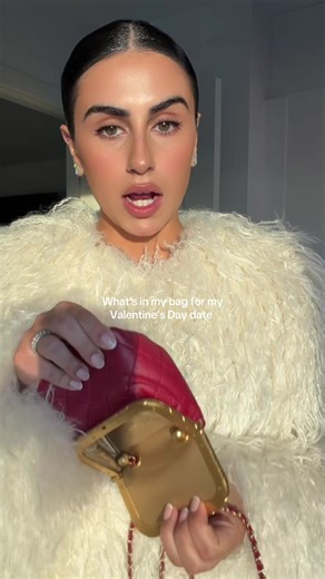 my wallet has two feet 😍 #valetinesday #glam | What's In In My Bag