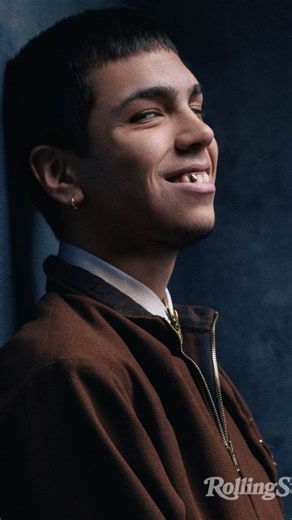 La curva de la moda ® on Instagram: "¿De qué color es la Argentina y cómo eso se refleja en el #look de @milo.j con estilismo de @luzxfe ? 🤔 Como ya te contamos hace varios meses, @atelier_molina + @inesbonadeojoyeria son los hacedores del traje marrón del artista. _ Foto portada @rollingstonear Entrevista a Milo J @billboard"