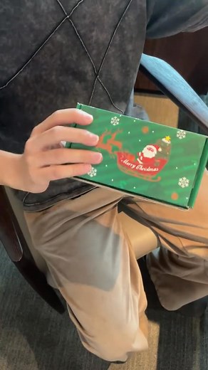 This is the coolest Christmas gift ever. These Gift Explosion boxes...