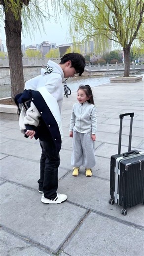 Brother gives coat to sister in cold weather #funny #healthyparenting #cute